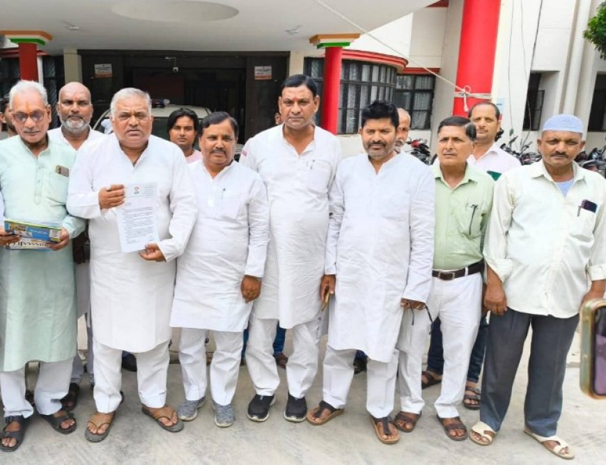 कांग्रेस पार्टी ने जिलाधिकारी से मिलकर नगर पंचायत में शासनादेश के उलंघन का मामला उठाया