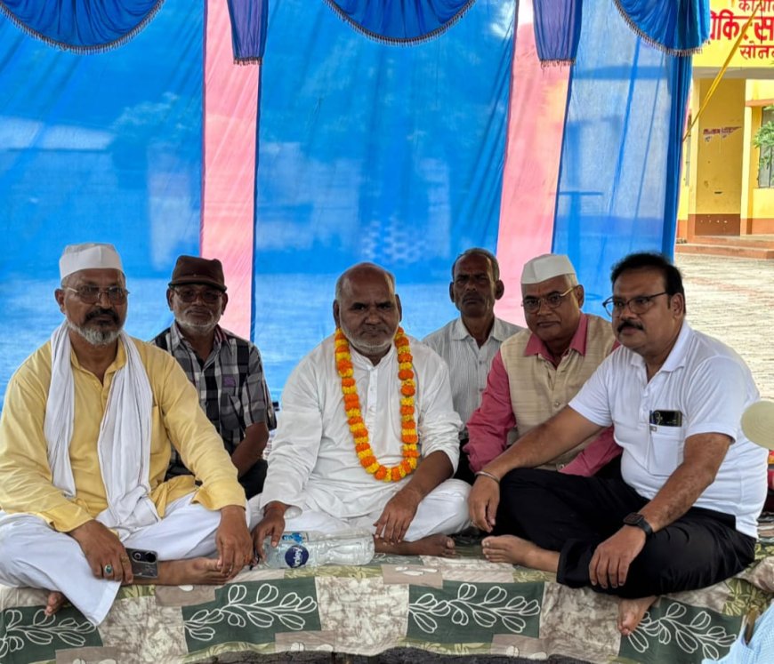 जिला प्रशासन के आश्वासन पर ज्ञानेश्वर श्रीवास्तव ने खत्म किया भूख हड़ताल