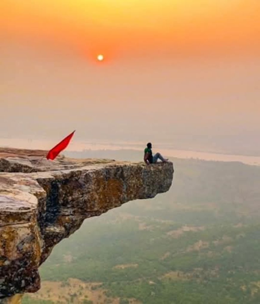 दिल कहे रुक जा रे रुक जा यही पे कहीं...!      __ पर्यटन की दृष्टि से  अनेक महत्वपूर्ण नयनाभिराम स्थल । _____ प्राकृतिक प्रपात , दुर्गम दुर्ग