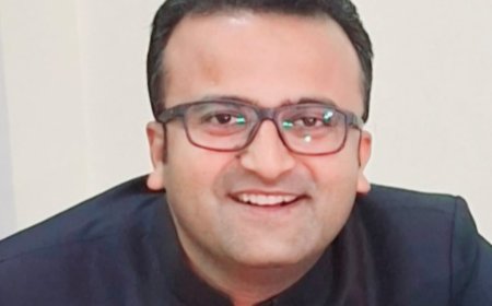 365 दिन अपने बलबूते खड़ी रहती है हिन्दी - डॉ अभिषेक शुक्ल