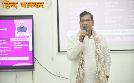 मंत्री ने चौकियां धाम शीतला माता मंदिर में झाड़ू लगाकर दिया स्वच्छता का संदेश