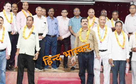 पूर्वाेत्तर रेलवे में सेवानिवृृत्त कर्मचारियों को दी गई विदाई