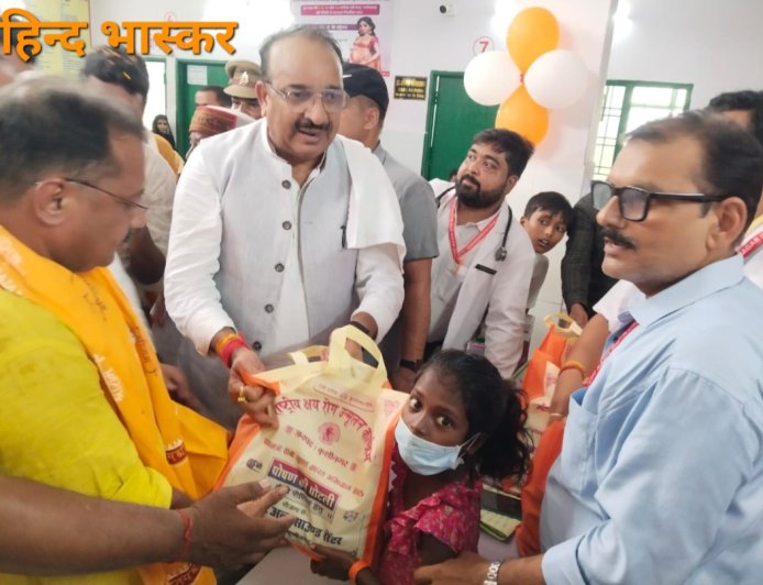 मंत्री ने टीबी रोगियों को वितरण किया पोषण पोटली