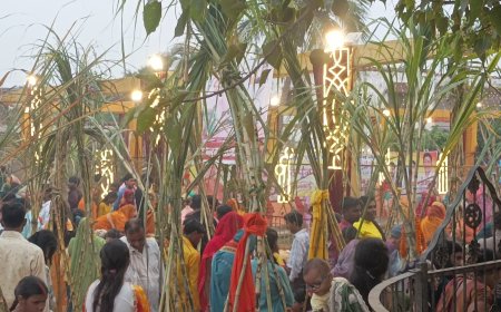 लोक आस्था के पर्व छठ पर महिलाओं ने अस्ताचलगामी सूर्य को दिया अर्घ्य, घाटों पर उमड़े श्रद्धालु