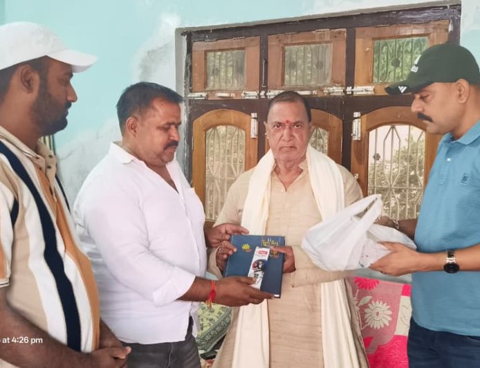 दीपावली पर्व पर वरिष्ठ पत्रकार को प्रेस क्लब फरेन्दा इकाई ने किया सम्मानित