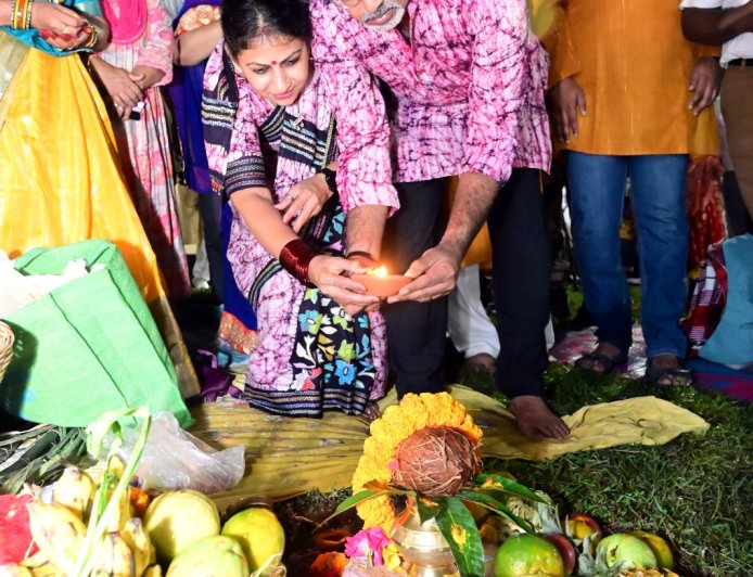 एनटीपीसी सिंगरौली चिल्काझील में उगते सूर्यदेव को अर्घ्य अर्पित कर छठ पर्व सम्पन्न