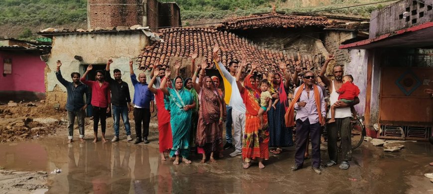 ओबी डंपिंग पहाड़ वॉरफॉल और बारिश के पानी के बीच घिरे गांव वालों का दर्द सुनो सरकार