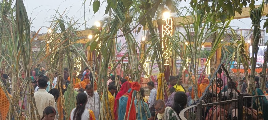 लोक आस्‍था के पर्व छठ पर महिलाओं ने अस्‍ताचलगामी सूर्य को दिया अर्घ्‍य, घाटों पर उमड़े श्रद्धालु