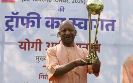 सीएम योगी ने एच आई  एफ हॉकी पुरुष जूनियर विश्व कप 2025 की ट्रॉफी का किया भव्य स्वागत