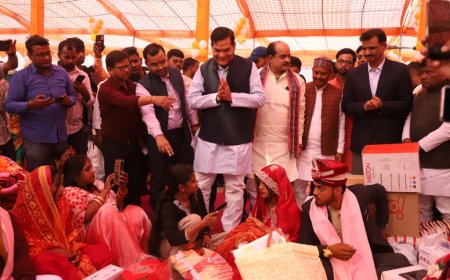 मुख्यमंत्री सामूहिक विवाह  में कैबिनेट मंत्री  ए. के. शर्मा ने  बर बधू को  सुखी जीवन का आशीर्वाद दिया।