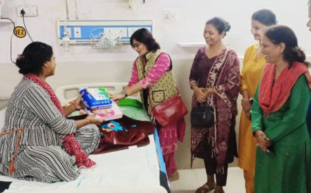 नवजात शिशुओं को रेलवे महिला कल्याण संगठन ने वितरित किया बेबी किट एवं डाइपर