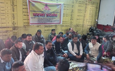 फतेहपुर के लेखपाल सुधीर कुमार की मृत्यु पर तहसील कंपियरगंज में भी लेखपालों ने किया धरना प्रदर्शन