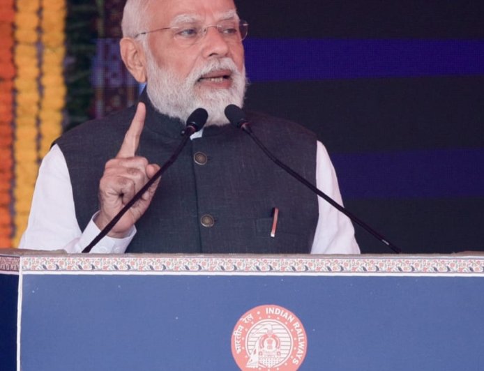 देश में 160 से ज्यादा वंदे भारत ट्रेन दौड़ रही पटरियों पर