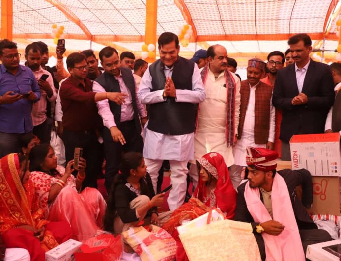 मुख्यमंत्री सामूहिक विवाह  में कैबिनेट मंत्री  ए. के. शर्मा ने  बर बधू को  सुखी जीवन का आशीर्वाद दिया।