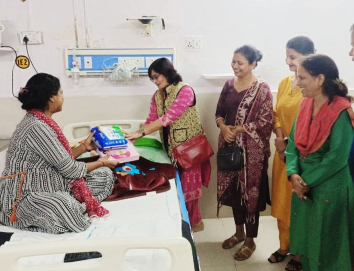 नवजात शिशुओं को रेलवे महिला कल्याण संगठन ने वितरित किया बेबी किट एवं डाइपर