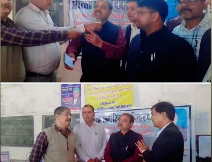 राजस्व निरीक्षक के विरुद्ध अधिवक्ता ने दिया धरना