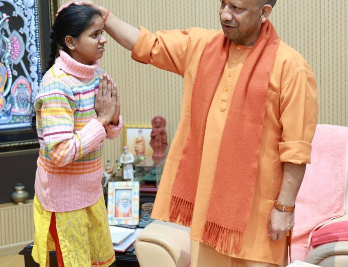 एक भावनात्मक कहानी पढ़कर योगी आदित्यनाथ खुद आगे आए — ‘खुशी’ को दिया सुरक्षा, शिक्षा और सम्मान का भरोसा