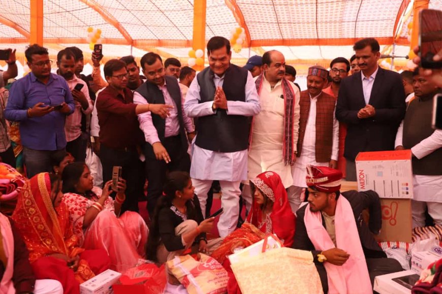 मुख्यमंत्री सामूहिक विवाह  में कैबिनेट मंत्री  ए. के. शर्मा ने  बर बधू को  सुखी जीवन का आशीर्वाद दिया।