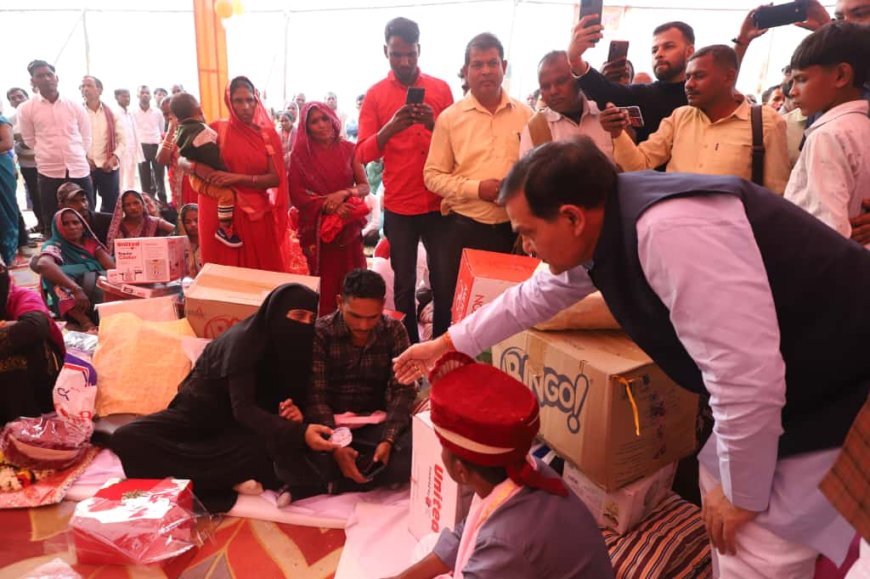 मुख्यमंत्री सामूहिक विवाह  में कैबिनेट मंत्री  ए. के. शर्मा ने  बर बधू को  सुखी जीवन का आशीर्वाद दिया।