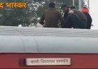 रेलवे पुलिस ने तत्परता दिखाते हुए,चलती ट्रेन पर चढ़े युवक की बचाई जान