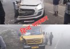 घने कोहरे में स्कूल बस और कार की हुई आमने सामने से ज़ोरदार टक्कर