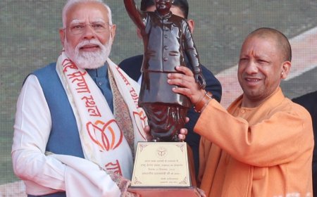 वो पल जब मंच से पीएम मोदी ने कि मुख्यमंत्री योगी के कार्यों की प्रशंसा ...तब लोगों की तालियों से गुज उठा राष्ट्र प्रेरणा स्थल