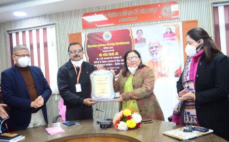 दीनदयाल उपाध्याय गोरखपुर विश्वविद्यालय ने गोद लिए क्षय रोगियों को वितरित की पोषण पोटली