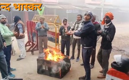 कड़ाके की ठंड में अलाव की व्यवस्था न होने पर साउंड जलाकर ठंड से बचने को स्थानीय लोग मजबूर
