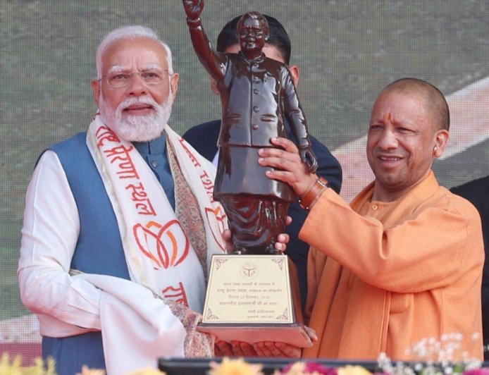 वो पल जब मंच से पीएम मोदी ने कि मुख्यमंत्री योगी के कार्यों की प्रशंसा ...तब लोगों की तालियों से गुज उठा राष्ट्र प्रेरणा स्थल