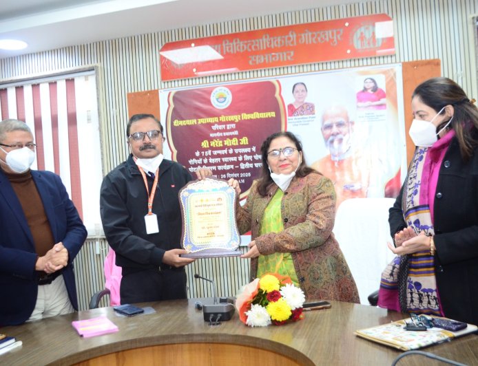 दीनदयाल उपाध्याय गोरखपुर विश्वविद्यालय ने गोद लिए क्षय रोगियों को वितरित की पोषण पोटली