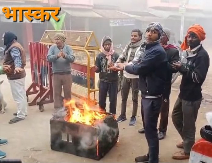 कड़ाके की ठंड में अलाव की व्यवस्था न होने पर साउंड जलाकर ठंड से बचने को स्थानीय लोग मजबूर