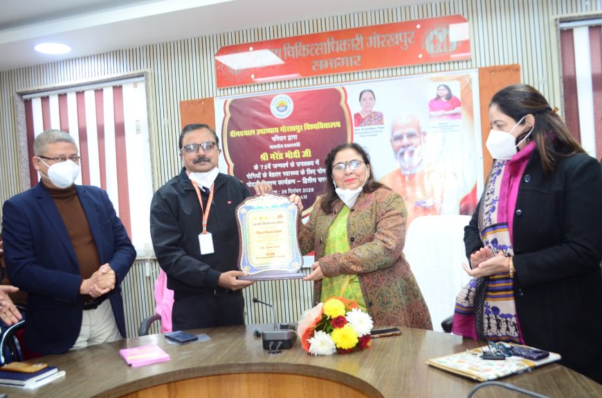 दीनदयाल उपाध्याय गोरखपुर विश्वविद्यालय ने गोद लिए क्षय रोगियों को वितरित की पोषण पोटली