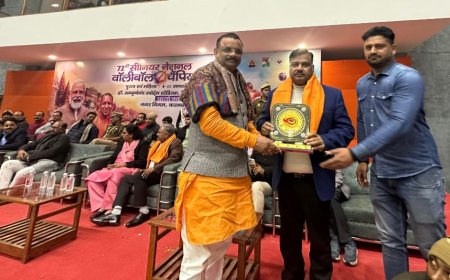 काशी में चल रही वालीबॉल चैंपियनशिप में डॉ. मनोज सम्मानित