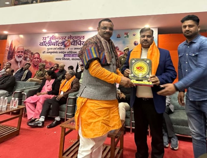 काशी में चल रही वालीबॉल चैंपियनशिप में डॉ. मनोज सम्मानित