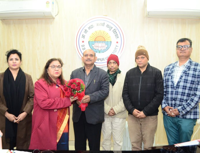 प्रो. रजनीकांत पाण्डेय ने ग्रहण किया राजनीति विज्ञान विभाग के अध्यक्ष का कार्यभार