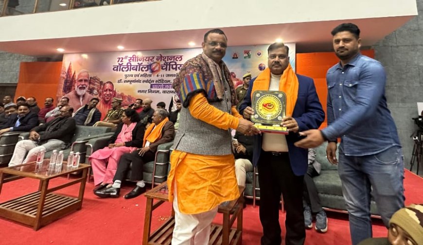 काशी में चल रही वालीबॉल चैंपियनशिप में डॉ. मनोज सम्मानित