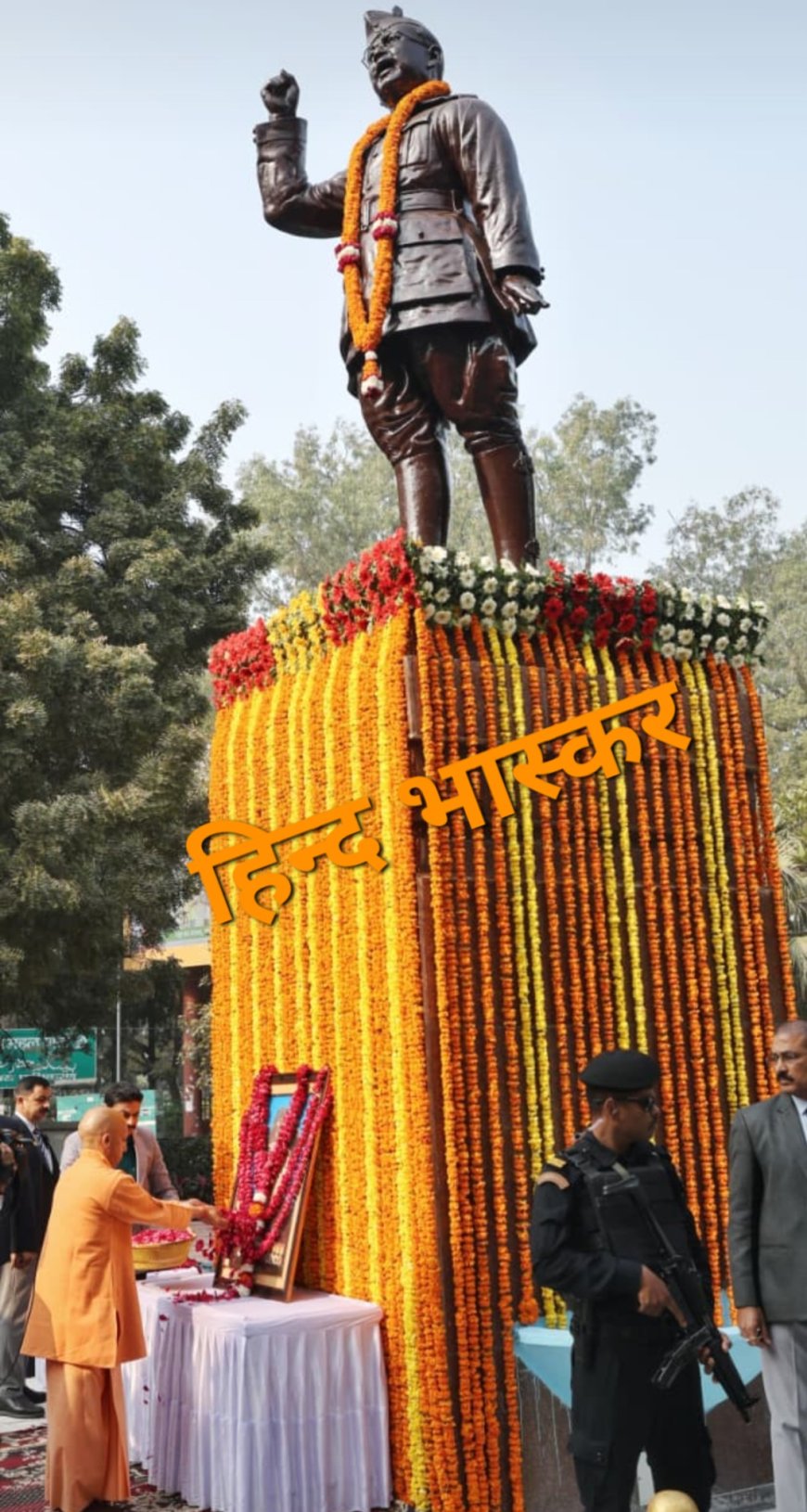सुभाष चन्द्र बोस की जयंती पर मुख्यमंत्री ने उनके चित्र पर पुष्प अर्पित कर श्रद्धांजलि दी