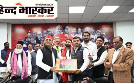 अखिलेश यादव ने तीन मेधावियों छात्रों को लैपटॉप भेंट किए