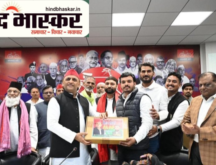 अखिलेश यादव ने तीन मेधावियों छात्रों को लैपटॉप भेंट किए