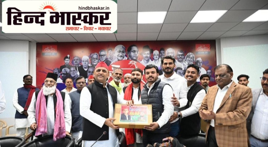 अखिलेश यादव ने तीन मेधावियों छात्रों को लैपटॉप भेंट किए