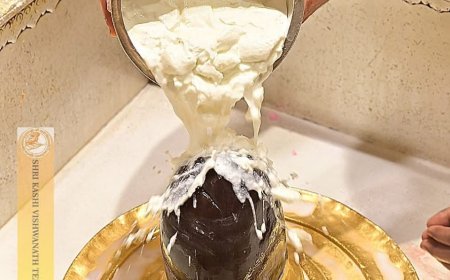 वाराणसी के मंदिरों में दर्शन और गंगा में डुबकी लगाने वालों को अब सामान के खोने की चिंता नहीं करनी पड़ेगी