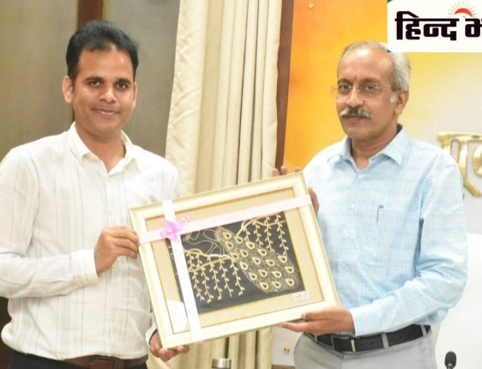 निवर्तमान मुख्य जनसम्पर्क अधिकारी पंकज सिंह को पूर्वाेत्तर रेलवे के महाप्रबन्धक उदय बोरवणकर ने सम्मानित किया