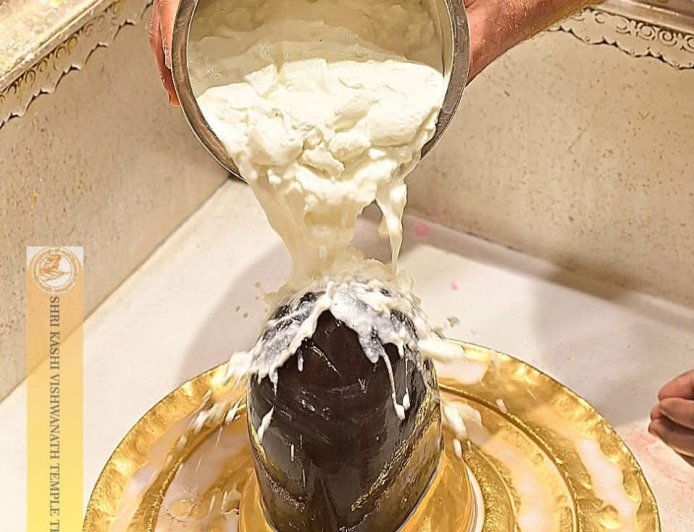 वाराणसी के मंदिरों में दर्शन और गंगा में डुबकी लगाने वालों को अब सामान के खोने की चिंता नहीं करनी पड़ेगी