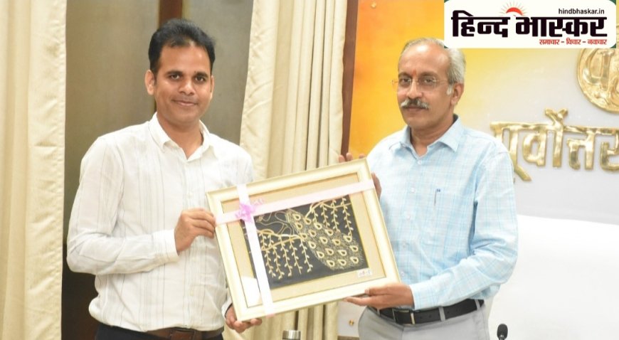 निवर्तमान मुख्य जनसम्पर्क अधिकारी पंकज सिंह को पूर्वाेत्तर रेलवे के महाप्रबन्धक उदय बोरवणकर ने सम्मानित किया