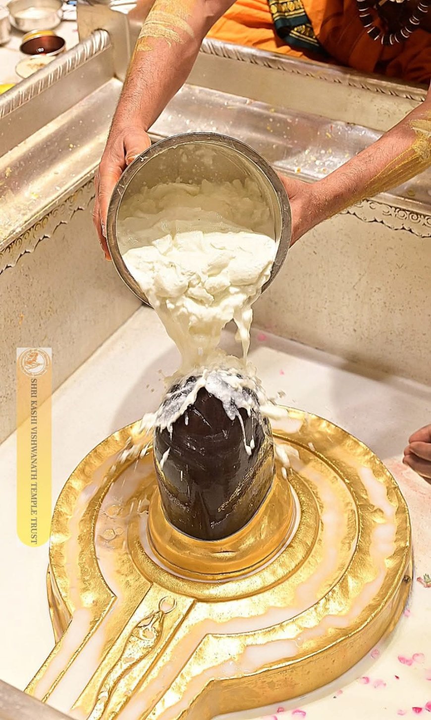 वाराणसी के मंदिरों में दर्शन और गंगा में डुबकी लगाने वालों को अब सामान के खोने की चिंता नहीं करनी पड़ेगी