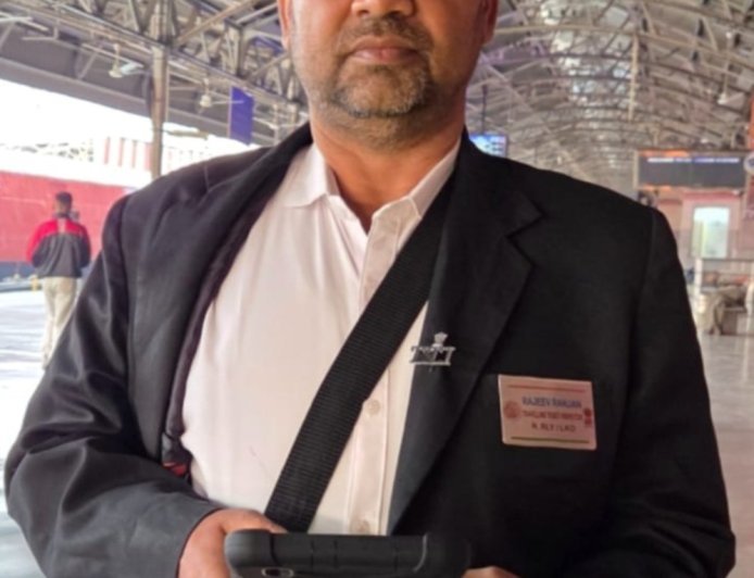अवैध वसूली करने हुए लखनऊ स्टेशन पर फर्जी टीटीई पकड़ा गया