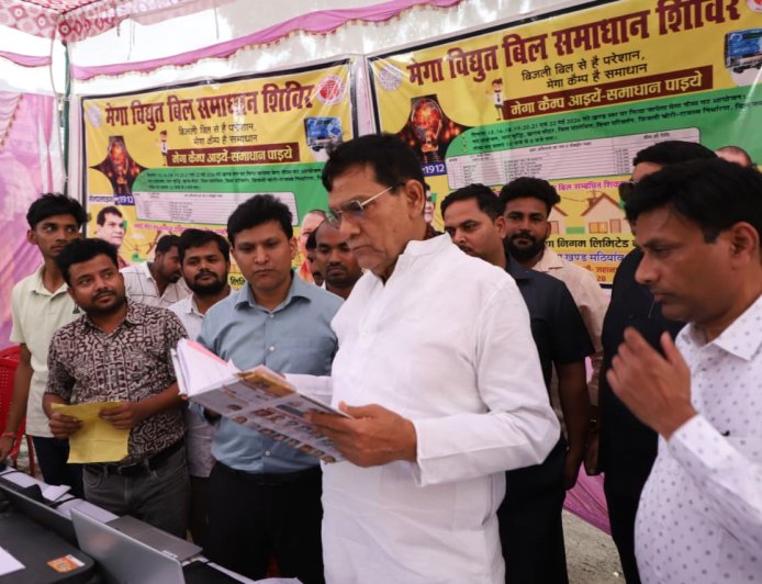 एक्शन मोड में ऊर्जा मंत्री सठियांव मेगा विद्युत शिविर में सुनी उपभोक्ताओं की समस्याएं