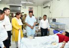 अलीगंज अग्निकांड के घायलों का हाल जानने ट्रामा सेंटर पहुंचे मंत्री ए.के. शर्मा, फिर घटनास्थल पर जाकर लिया जायजा