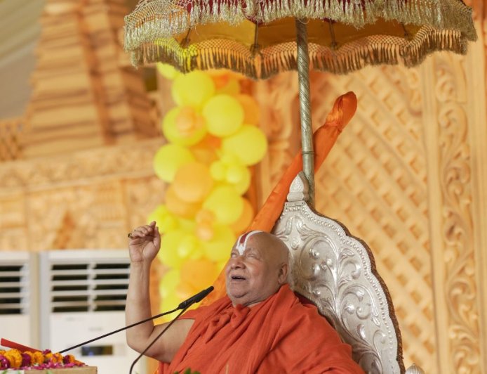 राम कथा का  चौथा दिन....   महतारी शब्द में निहित है वात्सल्य का अद्भुत भाव : रामभद्राचार्य