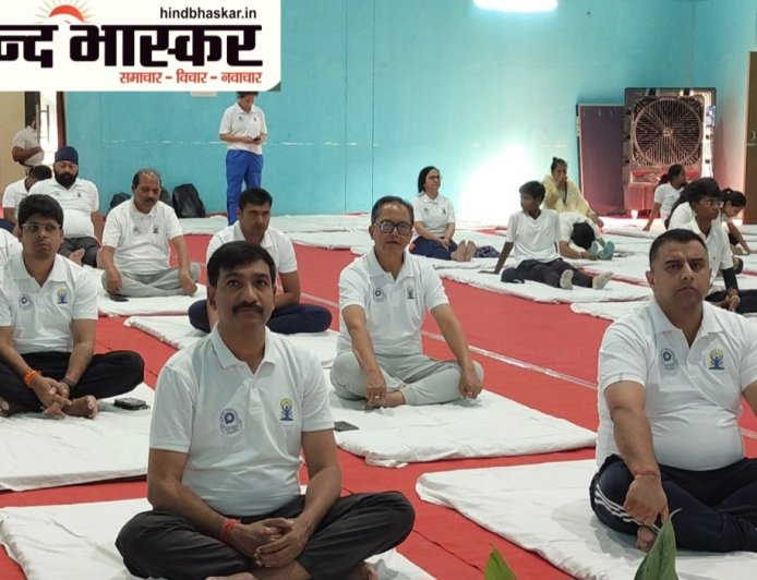 उत्तर रेलवे लखनऊ मंडल में 'स्वस्थ वृद्धावस्था के लिए योग' थीम पर मनाया गया योग दिवस